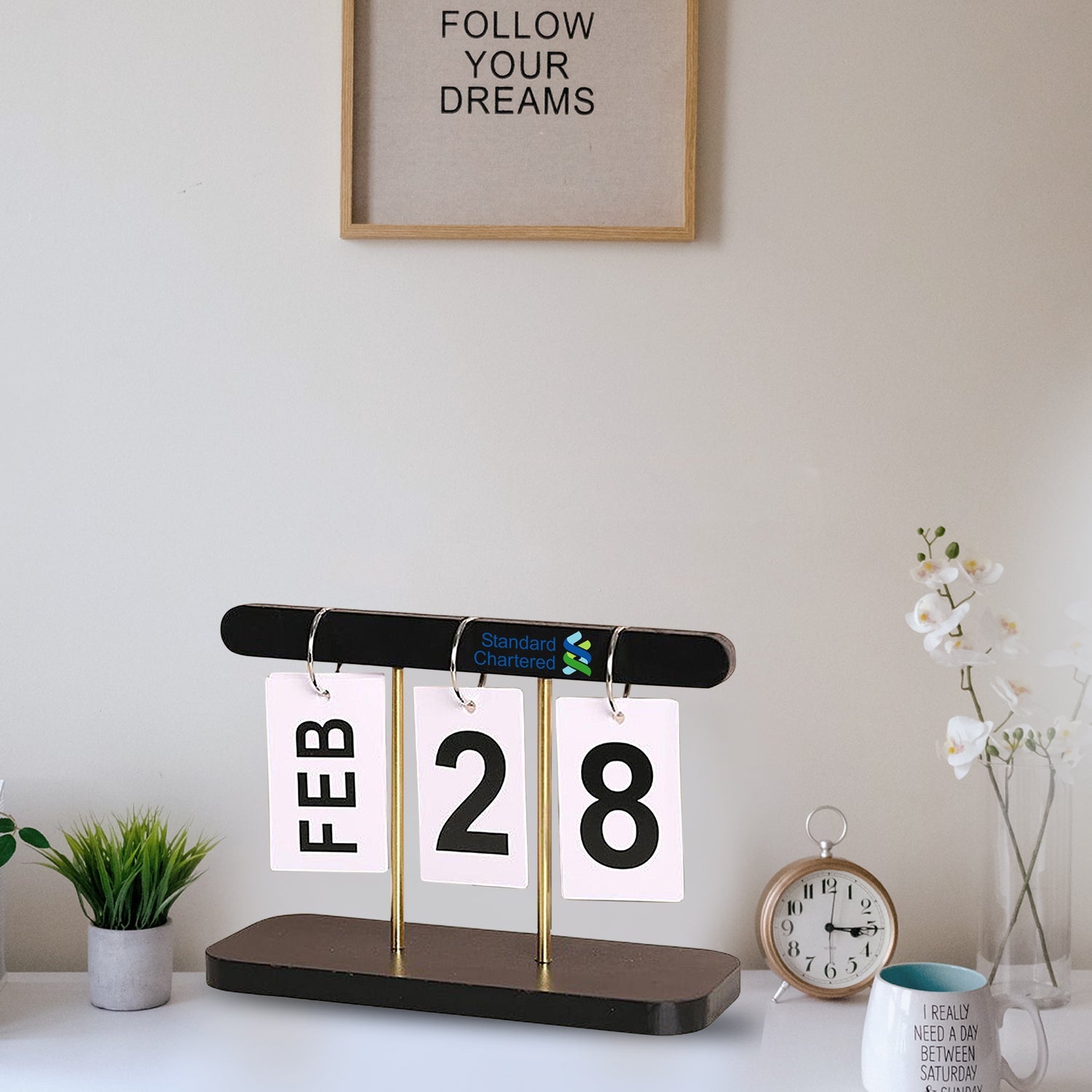 Stylish Customized Desk Calendar for Gifting